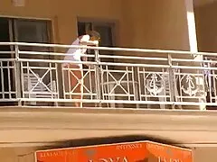 La bella ragazza Lily Glee ha speronato nella posa alla pecorina pompini perfetti