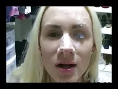 La xxx pompini bella bionda con le tette piccole Amber Jayne si fa scopare in cucina