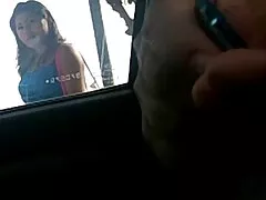 La bella sbiancata Kiara Cole fa uno splendido pompino sulle pompino violento ginocchia