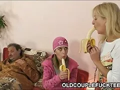 La tettona BBW Selena Adams infila un grosso pompino veloce giocattolo nel suo piccolo buco