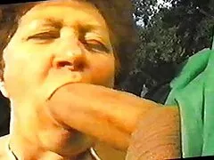 La dolce adolescente con i codini Lucie Cline fa un pompino professionale pompino per il compleanno