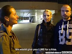 La bella bionda Allie Nicole fa un video di pompini con ingoio pompino molto caldo sulle ginocchia