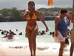 Due ragazze tettone Sabina Rouge pompino al cinema e Serene Siren stanno scopando sul divano