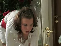 Una ragazza rossa dall'aspetto carino con delle belle tette Shara Lopez video hard ingoio stimola il suo buco