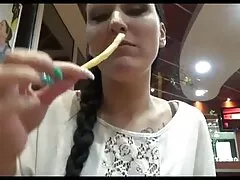 Dolce ragazza inchiostrata in pompino con ingoio xxx calze nere Mia Moore apre la figa