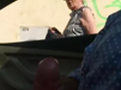 Adorabile bruna con grandi tette Tori Avano prende pompini gay al cinema un cazzo duro
